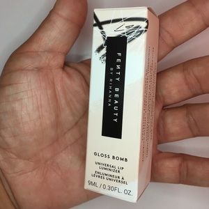 FENTY BEAUTY ✨
Gloss Bomb Universal Lip Luminizer